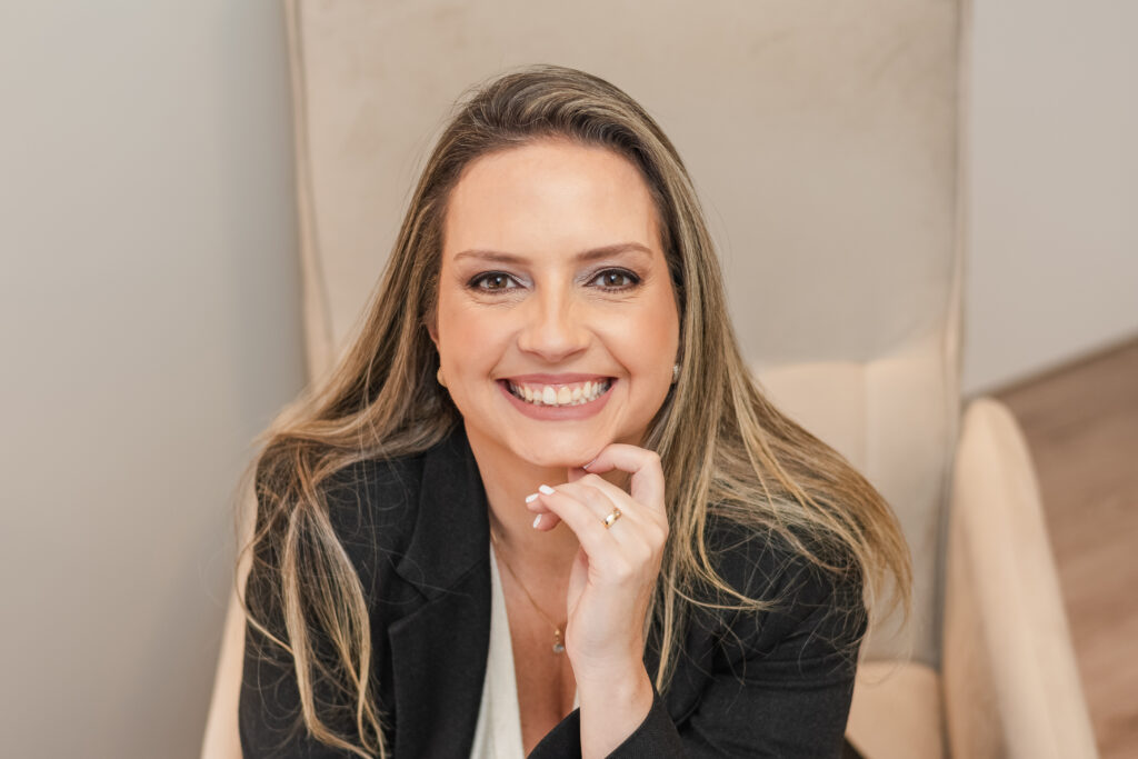 Foto profissional da psicóloga Fernanda Schmidt.